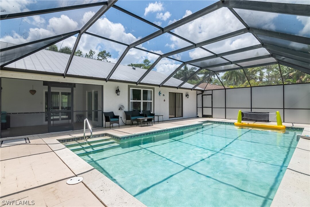 4975 Hickory Wood Dr in Naples, FL - Building Photo