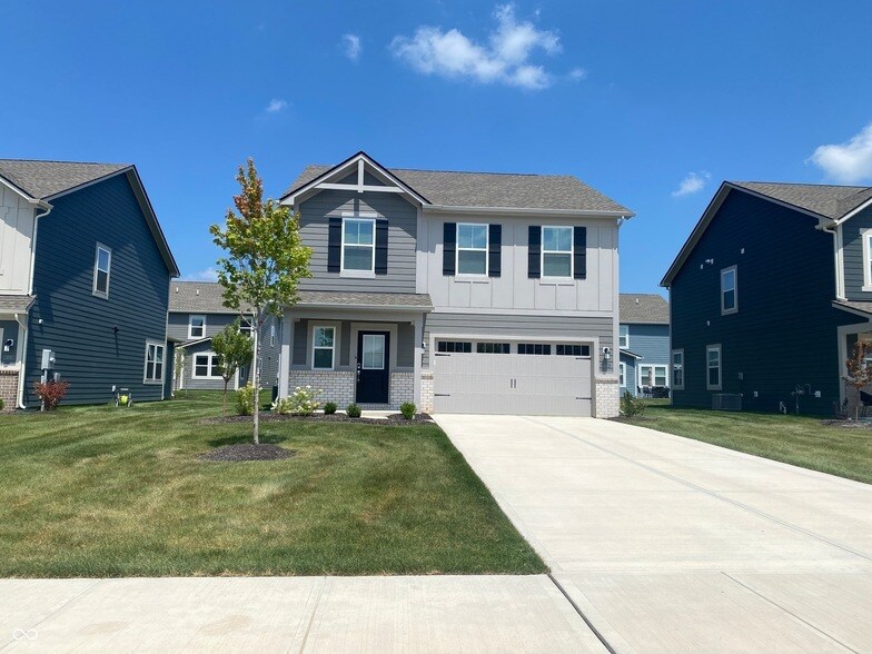 6698 Hawthorne Dr in McCordsville, IN - Building Photo