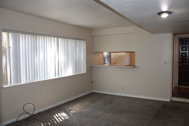 2213 Roselake Ave in Sacramento, CA - Building Photo - Building Photo