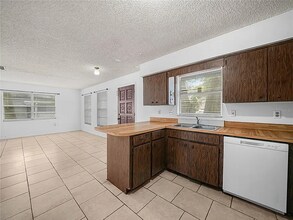 1213 Hartsell Ave in Lakeland, FL - Foto de edificio - Building Photo