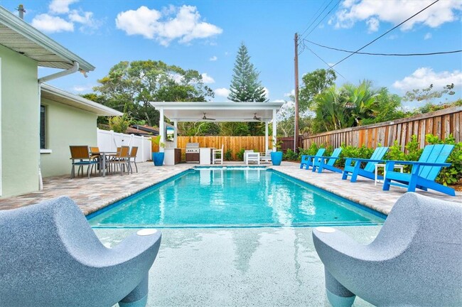 2473 Davis Blvd in Sarasota, FL - Foto de edificio - Building Photo
