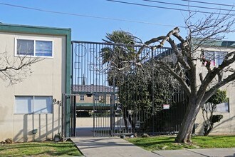 # Illinois 918 in Los Banos, CA - Foto de edificio - Building Photo