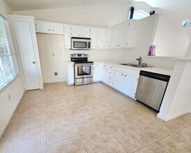 712 Carrboro Ln in Modesto, CA - Foto de edificio - Building Photo