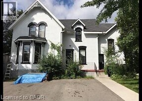 40 John St in Cambridge, ON - Building Photo