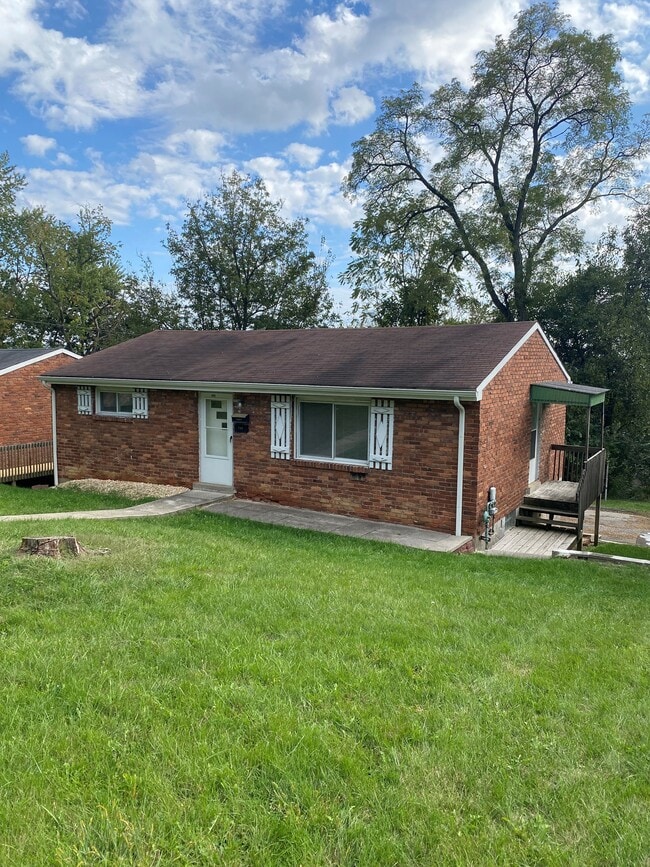 733 Darlington St in Carnegie, PA - Building Photo - Building Photo