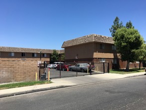 Hunter Apartments in Bakersfield, CA - Building Photo - Primary Photo