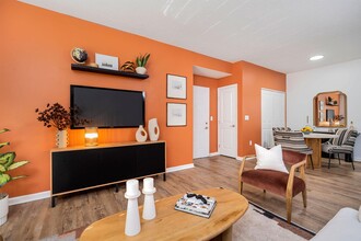 Warner West Apartments in Westerville, OH - Foto de edificio - Building Photo