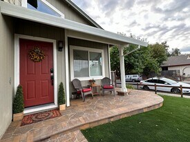 904 Bond Pl in Windsor, CA - Building Photo