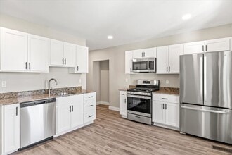 378 S Mammoth Rd in Manchester, NH - Building Photo - Building Photo