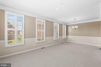 43117 Shore Square in Ashburn, VA - Foto de edificio - Building Photo
