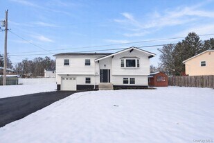 148 Chandler Ln in Montgomery, NY - Building Photo
