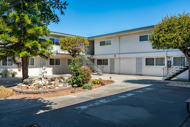 Marina Apartments in San Leandro, CA - Foto de edificio - Building Photo