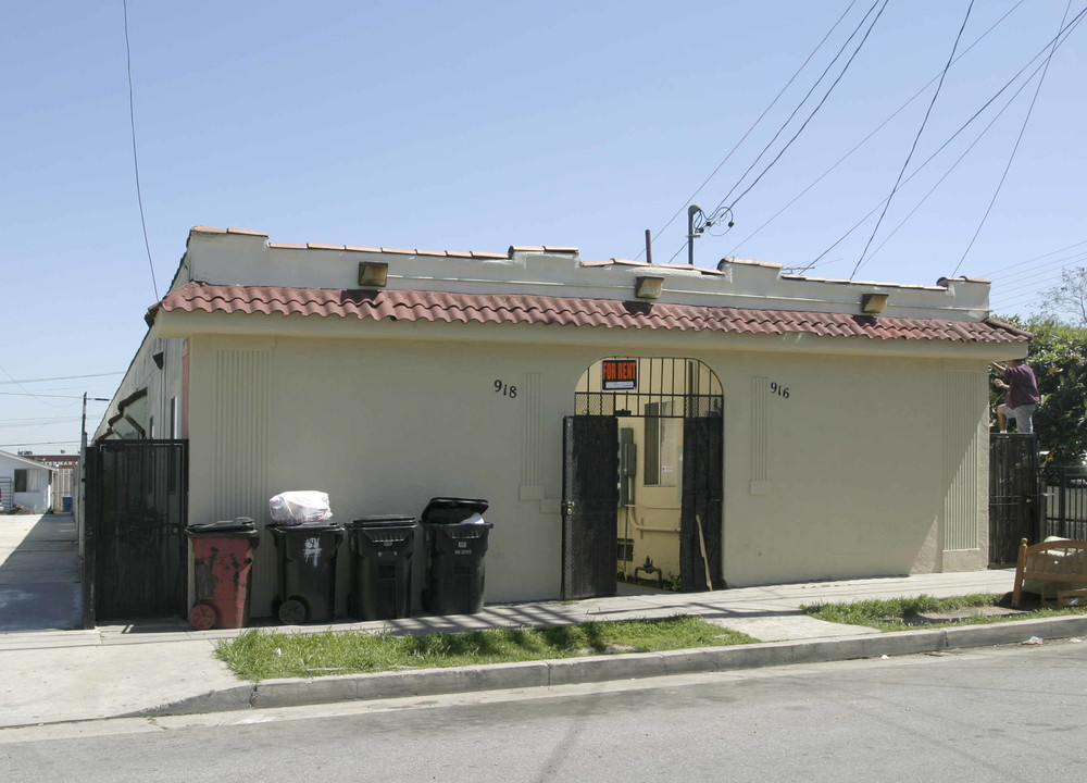 916-918 Watson Ave in Wilmington, CA - Foto de edificio