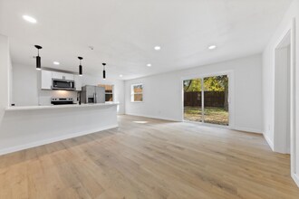 608 Blueberry Blvd in Dallas, TX - Building Photo - Building Photo