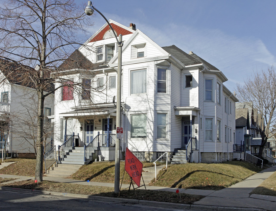 1973-1979 N Oakland Ave in Milwaukee, WI - Foto de edificio