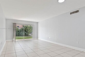 7324 SW 82nd St in Miami, FL - Building Photo - Building Photo