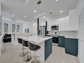 703 SE 16th Ct in Fort Lauderdale, FL - Foto de edificio - Building Photo