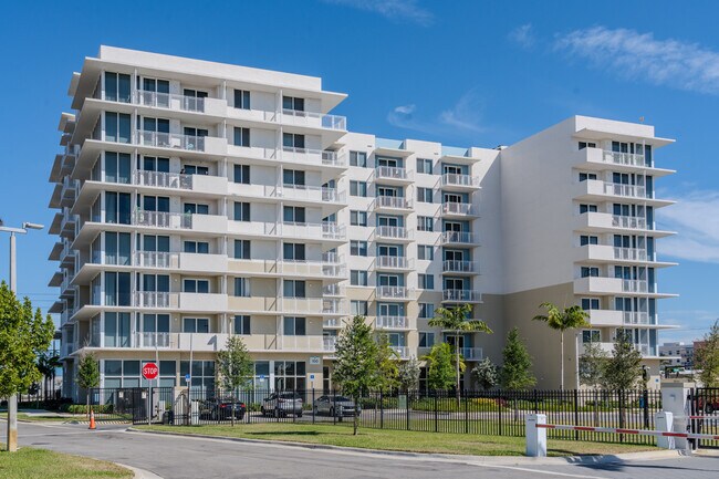 Sonata Apartments in Pompano Beach, FL - Building Photo - Building Photo