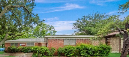 805 N Douglas Ave in Cleburne, TX - Building Photo - Building Photo