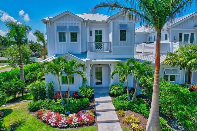 888 10th Ave S in Naples, FL - Foto de edificio - Building Photo