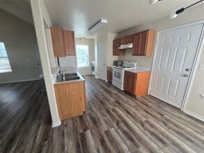 102 Wilson St in Sealy, TX - Building Photo - Building Photo