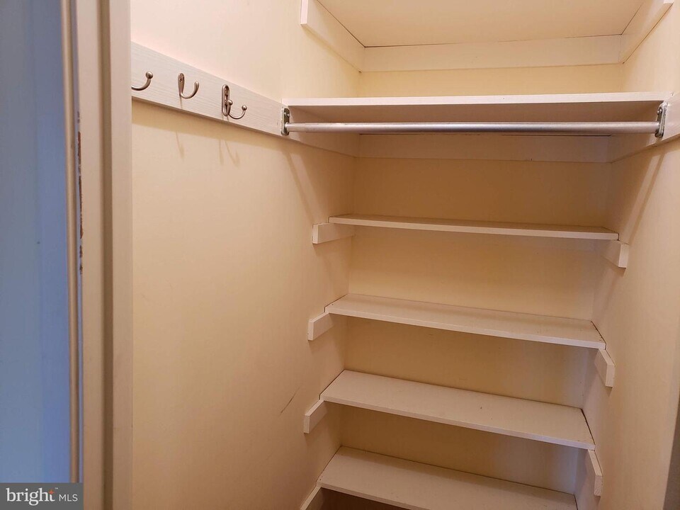 5901 Mt Eagle Dr-Unit -605 in Alexandria, VA - Building Photo