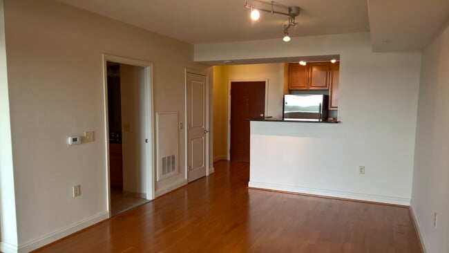 11760 Sunrise Valley Dr, Unit 707 in Reston, VA - Foto de edificio - Building Photo