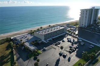 9800 S Ocean Dr in Jensen Beach, FL - Building Photo - Building Photo