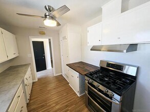 2402 Meadow Lark Dr in San Diego, CA - Building Photo - Building Photo