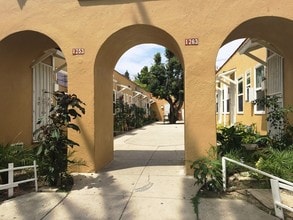 1253 E 64th St in Los Angeles, CA - Foto de edificio - Building Photo