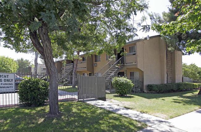 Valencia Woods Apartments