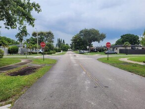 8001 SW 36th St in Miami, FL - Building Photo - Building Photo