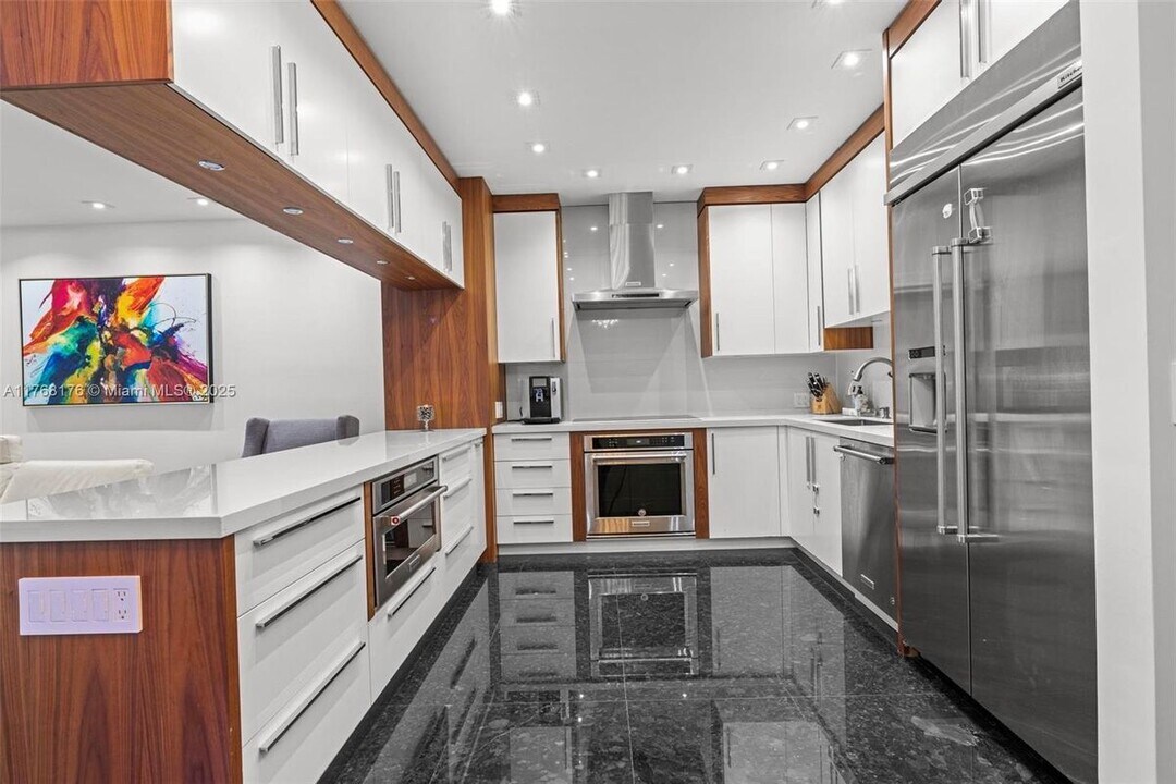 21145 Helmsman Dr in Aventura, FL - Building Photo