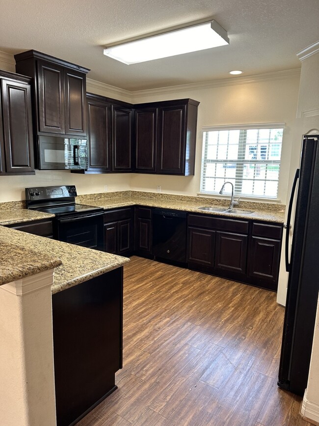 214 S Tesch St in Bellville, TX - Building Photo - Building Photo