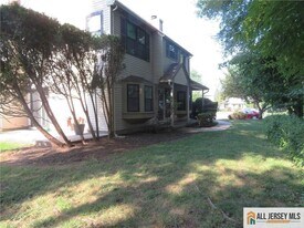 601 Maplecrest Rd in Edison, NJ - Building Photo