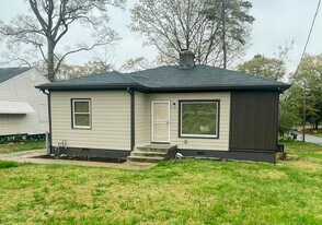 1443 Venetian Dr SW in Atlanta, GA - Building Photo