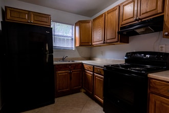 811 Barrymore Blvd in Baytown, TX - Foto de edificio - Building Photo