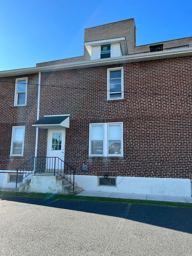 1320-1322 Chelsea Ave in Bethlehem, PA - Building Photo - Building Photo