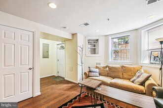 1325 Fairmont St NW in Washington, DC - Building Photo - Building Photo