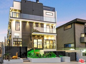 1410 1/2 N Poinsettia Pl in Los Angeles, CA - Building Photo