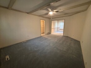 623 Sylvan Ln in Wichita, KS - Building Photo - Building Photo