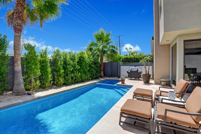 1536 E Baristo Rd in Palm Springs, CA - Foto de edificio - Building Photo