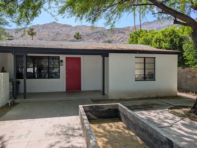 221 Avenida Ortega, Unit 221 Avenida Ortega in Palm Springs, CA - Building Photo - Building Photo
