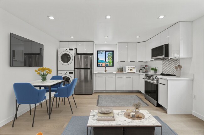 2422 Meadowvale Ave in Los Angeles, CA - Foto de edificio - Building Photo