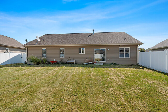 517 Pebblestone Cir in Hobart, WI - Foto de edificio - Building Photo