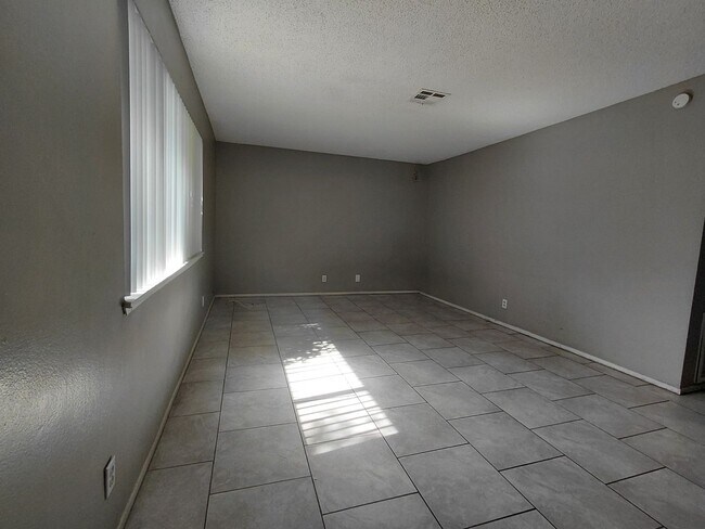 111 Greenbriar Townhouse Way in Las Vegas, NV - Building Photo - Building Photo