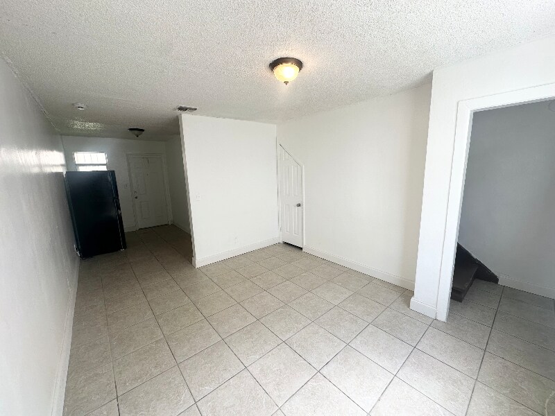 1469 NW 2nd Ave in Florida City, FL - Foto de edificio