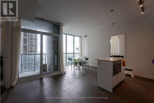 1 Yorkville Ave in Toronto, ON - Building Photo