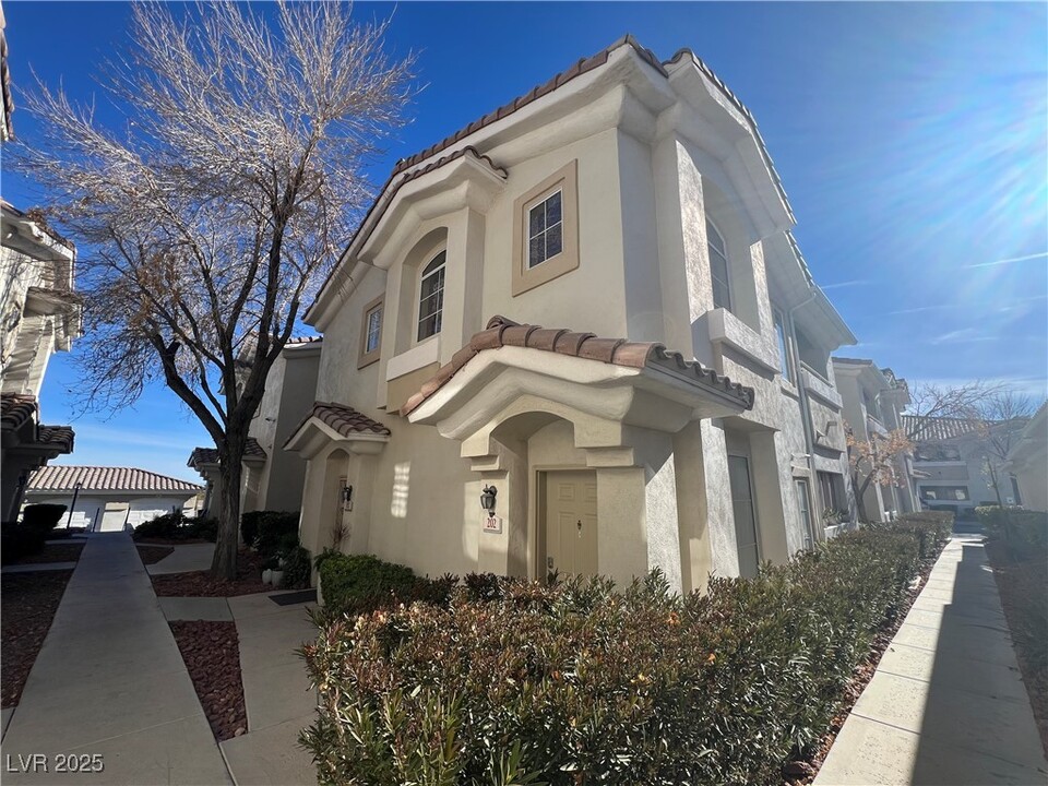 10001 Crimson Palisades Pl in Las Vegas, NV - Building Photo