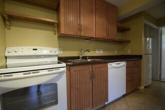 1 Colonial Village Dr in Arlington, MA - Building Photo - Building Photo